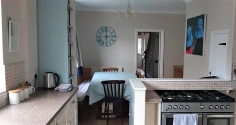 Very well-equipped, walk-in pantry, US-style fridge, range cooker.