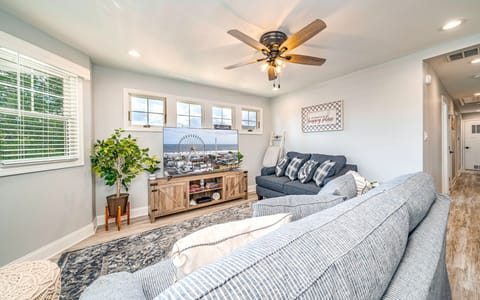 Family / Living Area: Beautifully designed decor with large Smart TV!