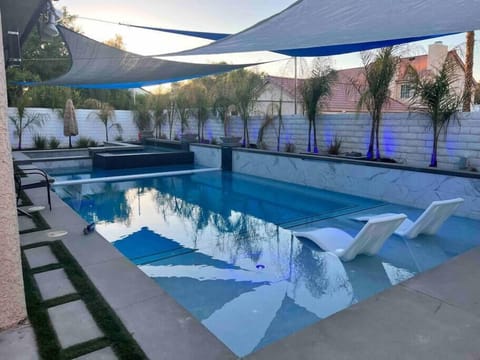Resort Style Pool (1)