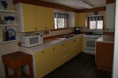 Complete kitchen ready to meet your needs.