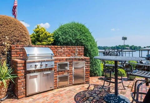 [Grill] Have the Meal of your Dreams, Lakeside! Enjoy the Luxury Grill and Outdoor Kitchen and then Eat your Meal Lakeside.