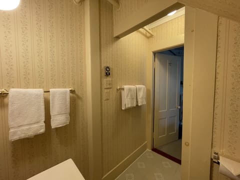 Deluxe Room, 1 Queen Bed, Fireplace, Mountainside | Bathroom | Free toiletries, hair dryer, towels, soap