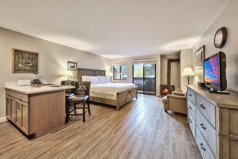 Serene Tahoe studio near Heavenly Ski, Emerald Bay, dining & shopping