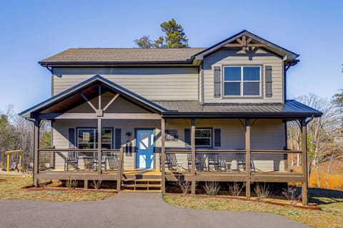 Sevierville Vacation Rental | 4BR | 3BA | 2,100 Sq Ft | 4 Steps to Enter