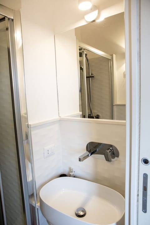 Comfort Room | Bathroom | Shower, rainfall showerhead, free toiletries, hair dryer