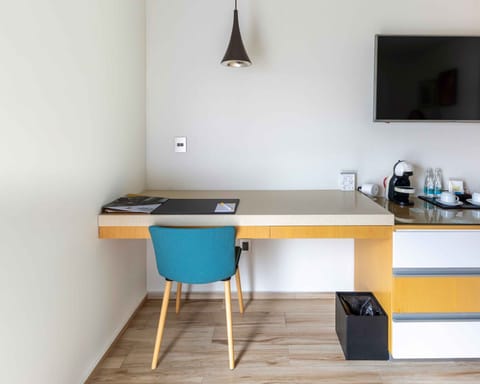 Standard Room, 1 King Bed | Premium bedding, down comforters, in-room safe, desk