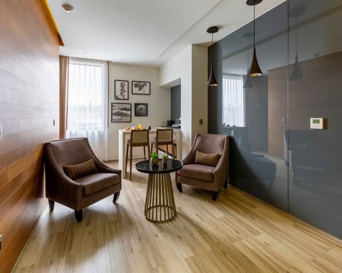 Deluxe Suite | Living area | Smart TV, computer monitors