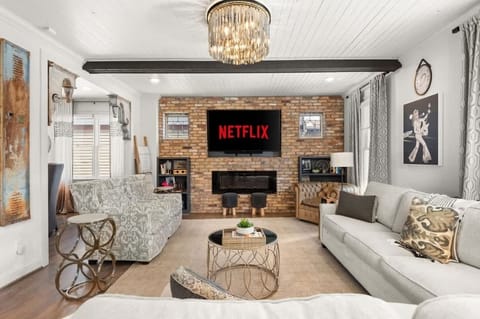 Cozy living room with seating for your whole party!