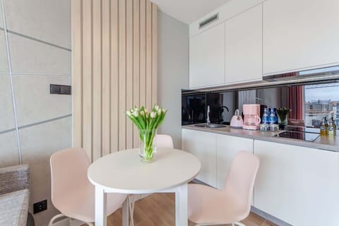 Fully equipped kitchenette. 