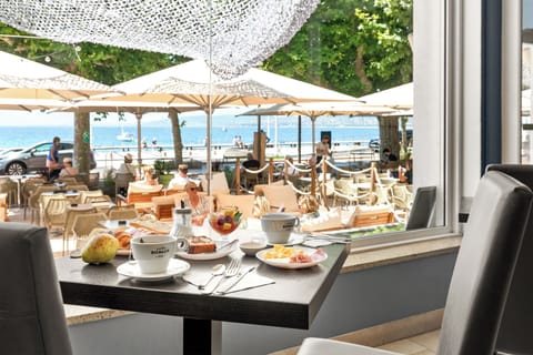 Daily buffet breakfast for a fee