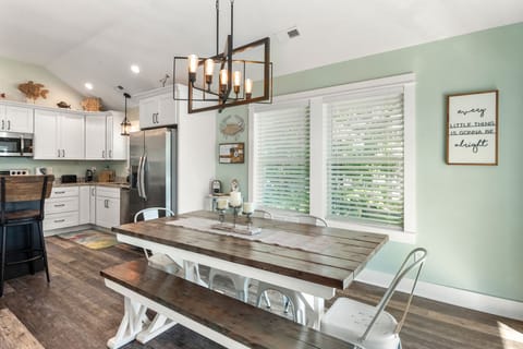 VOH237: Irie | Top Level Dining Area