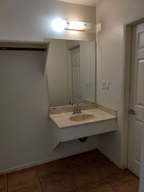 Comfort Studio Suite | Bathroom | Combined shower/tub, rainfall showerhead, free toiletries, towels
