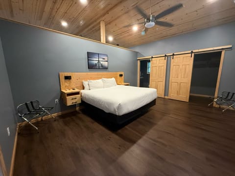 Deluxe Suite | Pillowtop beds, free WiFi, bed sheets