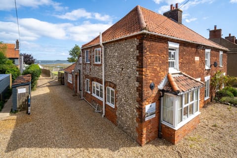 Blackhorse Cottage, Brancaster Staithe: A stone throw away from the beach