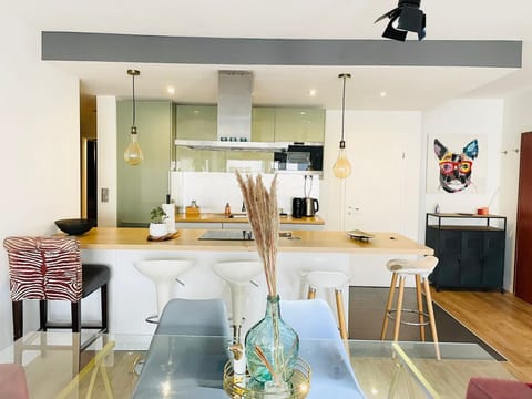 Full-size fridge, microwave, oven, stovetop