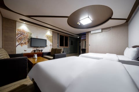 Family Twin Room | Premium bedding, pillowtop beds, individually decorated