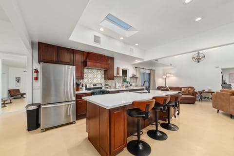 Kitchen with 3 Bar Chairs – Ideal for Casual Dining