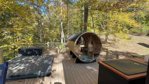 Sauna, Hot Tub + Cold Plunge!