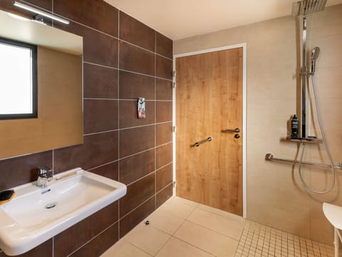 Standard Room, 1 Double Bed, Mobility Accessible | Bathroom | Shower, hydromassage showerhead, hair dryer, towels