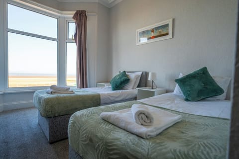 Twin Room, Sea View | Desk, free WiFi, bed sheets