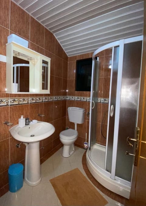 Standard Apartment | Bathroom | Shower, hair dryer, towels, toilet paper