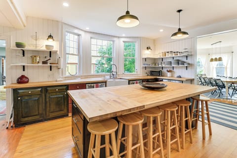 House (6 Bedrooms) | Interior