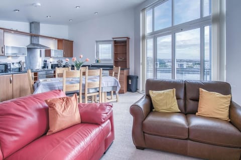 The Penthouse - 3 Bedroom Apartment - Llanelli (3877)