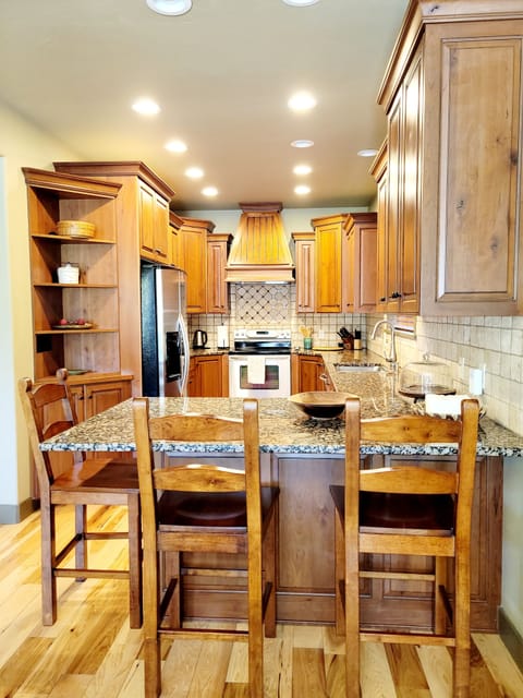 Sit at the counter for your morning beverage or informal meals. 