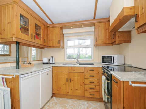 Cottage | Private kitchen | Fridge, electric kettle, toaster, cookware/dishes/utensils