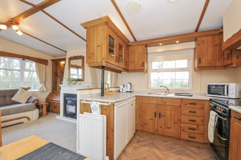 Cottage | Private kitchen | Fridge, electric kettle, toaster, cookware/dishes/utensils