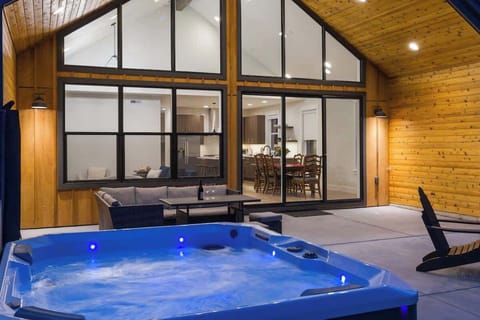 Hot tub on the edge of the forest underneath the stars!