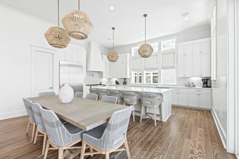 Seating for 8 at the Dining Table