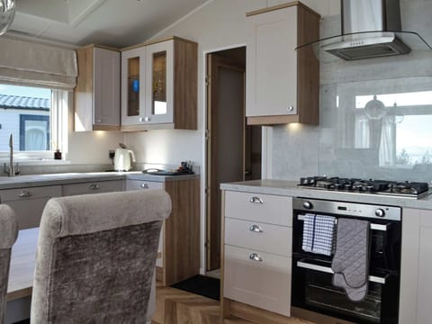 Kitchen area | Gill Bay - Bonnie Escapes, Southerness