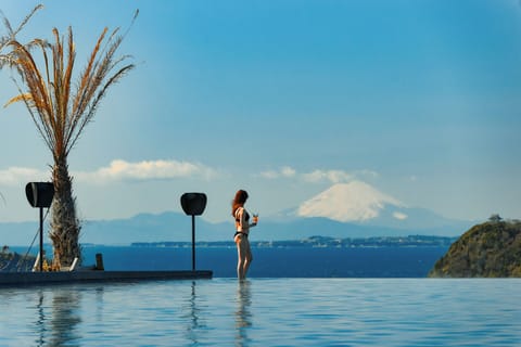 2 outdoor pools