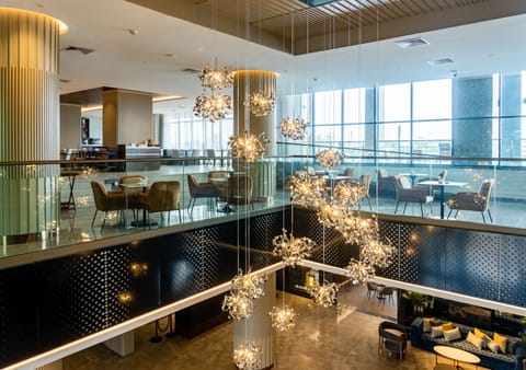 2 restaurants; lunch and dinner served