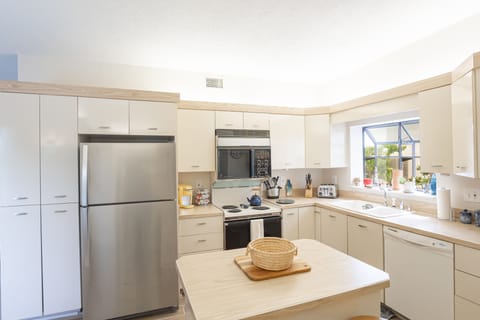 Kitchen with Fridge, Freezer, Dishwasher, Keurig, Microwave and all cooking necessities