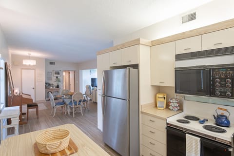 Kitchen with Fridge, Freezer, Dishwasher, Keurig, Microwave and all cooking necessities