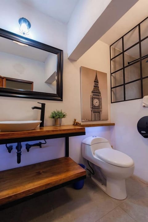 Toledo | Bathroom | Free toiletries