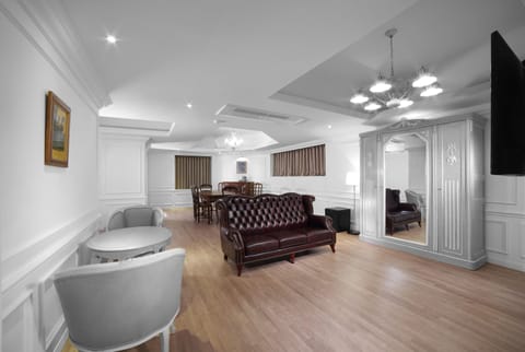 Suite (A, Base pax 5, Parking) | Living area | TV