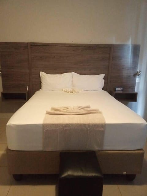Standard Room | 1 bedroom, desk, laptop workspace, iron/ironing board