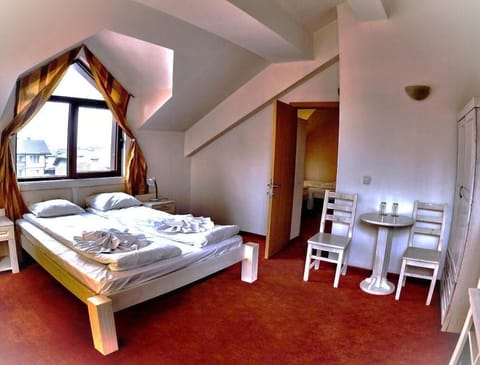 Family Quadruple Room | Minibar, desk, soundproofing, free WiFi