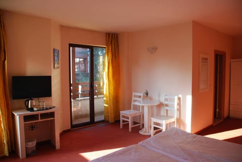 Double Room | Minibar, desk, soundproofing, free WiFi