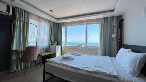 Standard Room, Sea View | 1 bedroom, laptop workspace, blackout drapes, soundproofing
