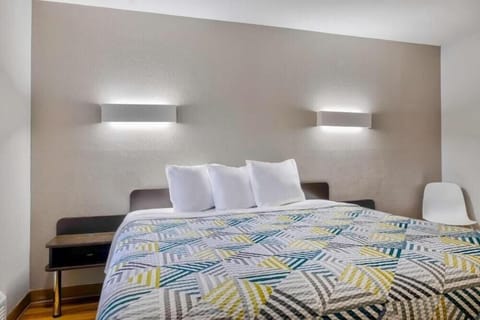 Desk, blackout drapes, free WiFi, bed sheets