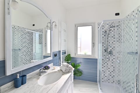 Standard Room | Bathroom | Shower, hydromassage showerhead, hair dryer, bidet