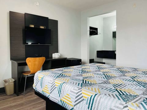 Blackout drapes, free WiFi, bed sheets