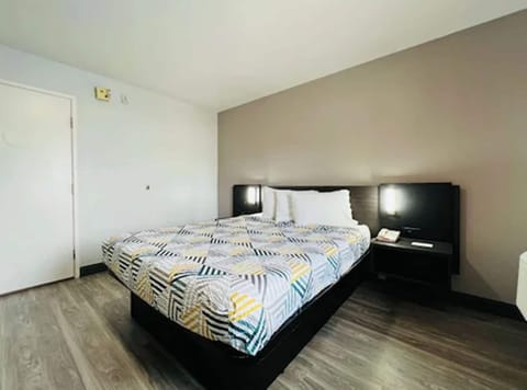 Blackout drapes, free WiFi, bed sheets