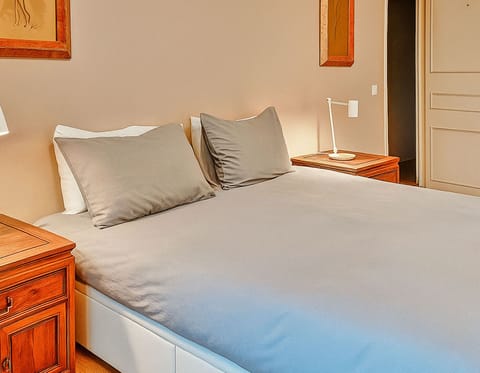 Dreamy comfort: queen bed, premium mattress, soft duvet, quality linens.
