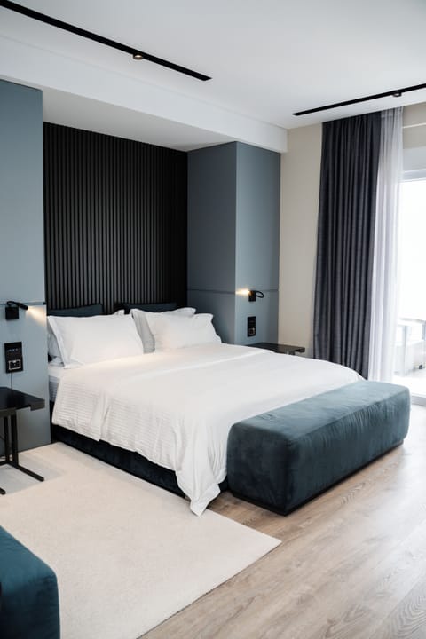 Superior Double Room | Desk, soundproofing, iron/ironing board, free WiFi