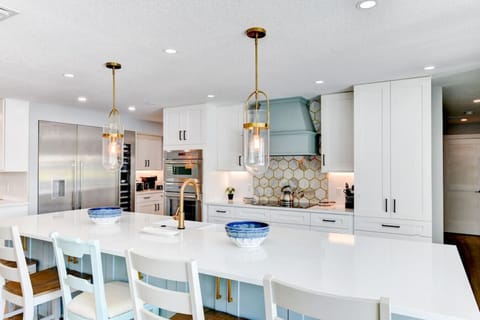 Barstool kitchen island! Dines 5!